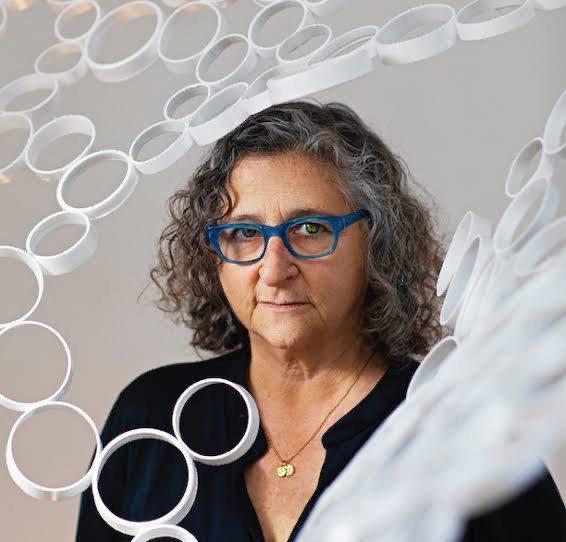 Sheila Goloborotko en el arte textil como ciencia gráfica de la democracia y el cambio￼